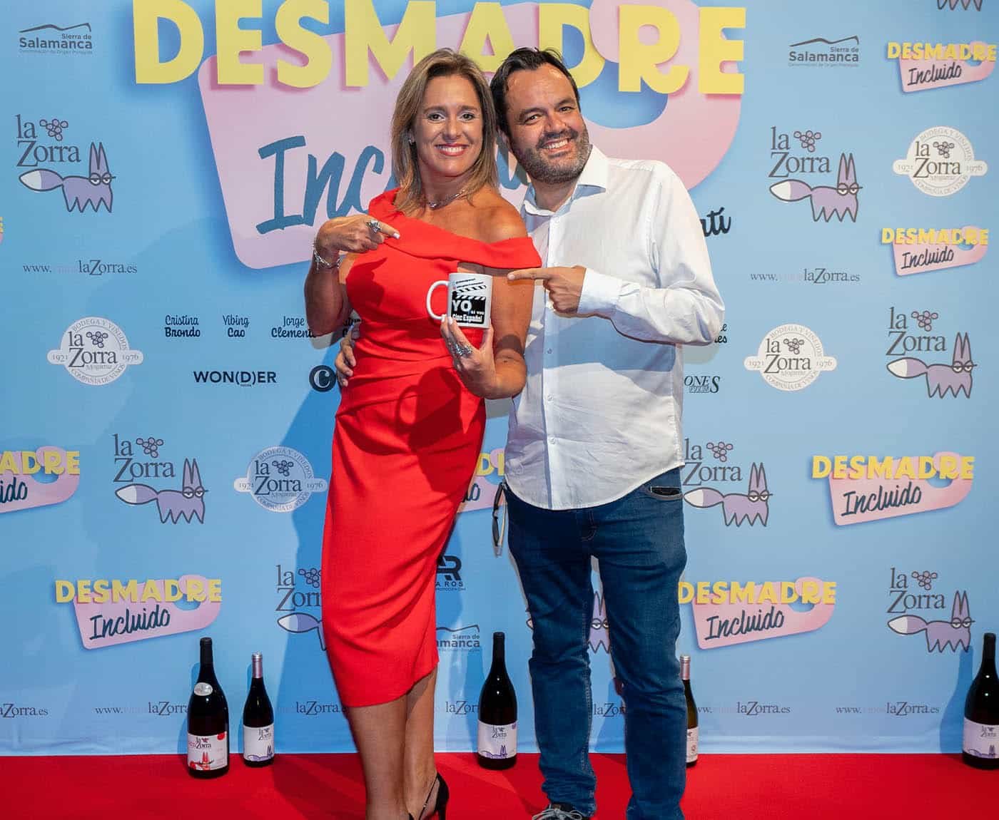 Ana ros posando con actores