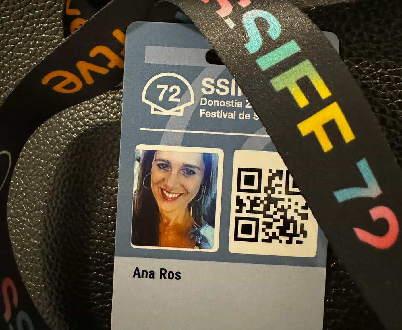 Identificación de Ana ros en festival de cine de san sebastián.