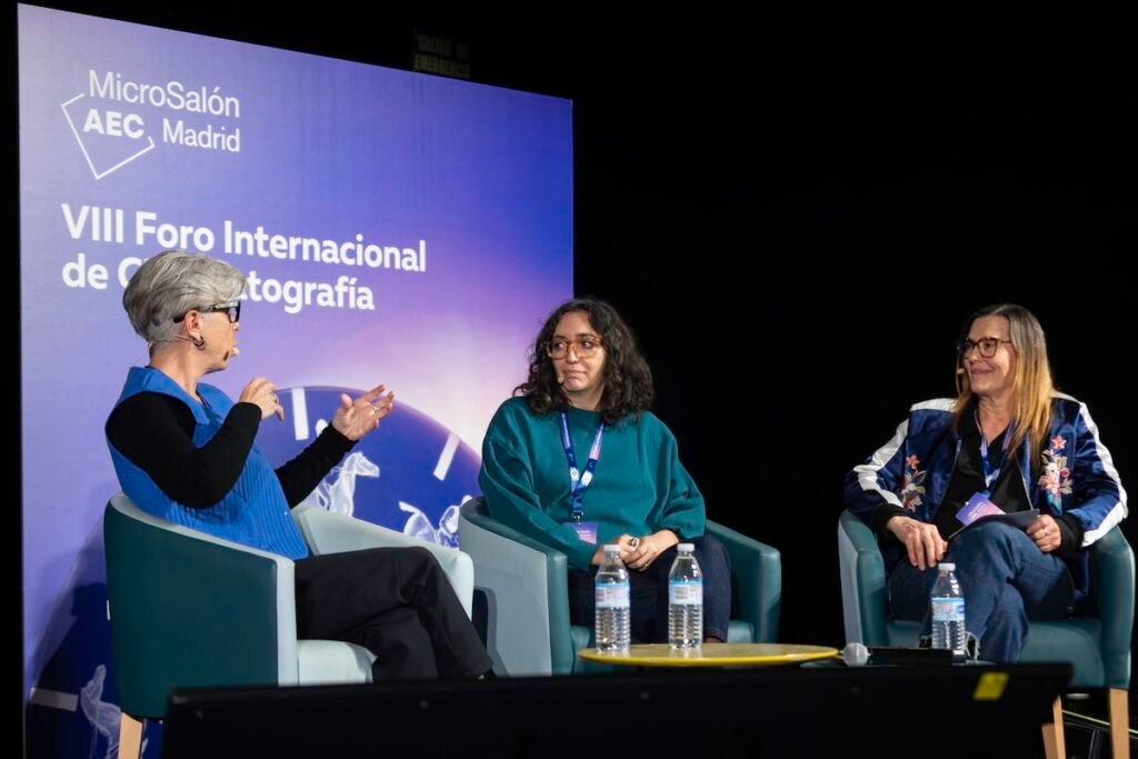 Juana Jiménez AEC (Flores para Antonio) y Raquel Fernández AEC (Caja de resistencia) con Nuria Roldós AEC