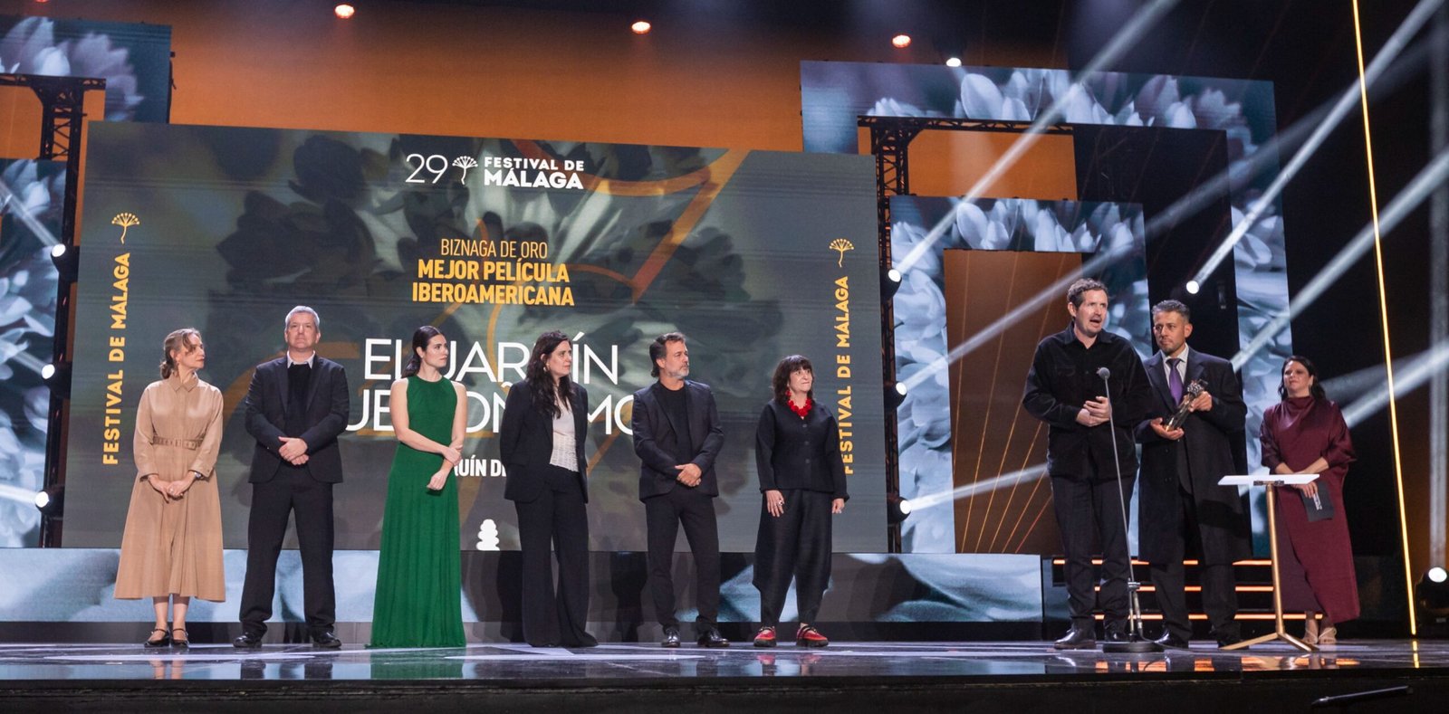 Joaquín del Paso y Carlos Esquivel recogen la Biznaga de Oro a la Mejor Película Iberoamericana por El jardín que soñamos de manos del jurado de la Sección Oficial de Largometrajes, presidido por Jaione Camborda. Foto: Eloy Muñoz Reyes