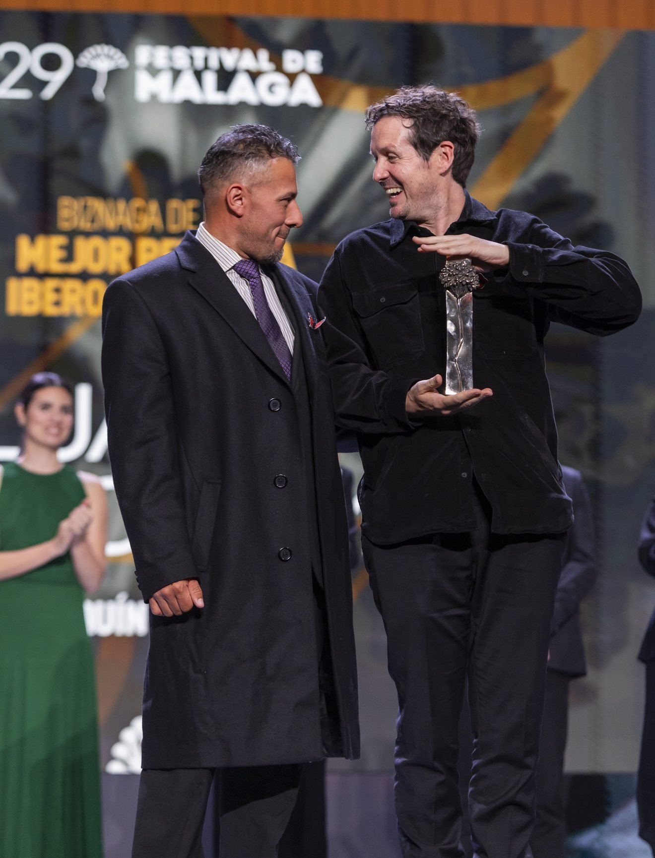 El actor Carlos Esquivel y el director y productor Joaquín del Paso recogieron la biznaga de Oro a Mejor Película Iberoamericana. Foto: Eloy Muñoz Reyes
